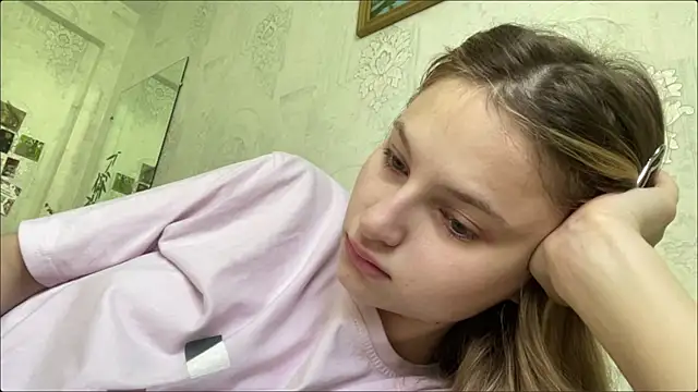Snapshot of HeIen_cute chatting on July 2026 05:22:02 AM HeIen cute online show from July 2026 05:22:02 AM