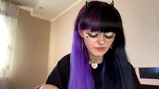 Snapshot of HolyCute chatting on June 2026 04:20:01 PM HolyCute online show from June 2026 04:20:01 PM