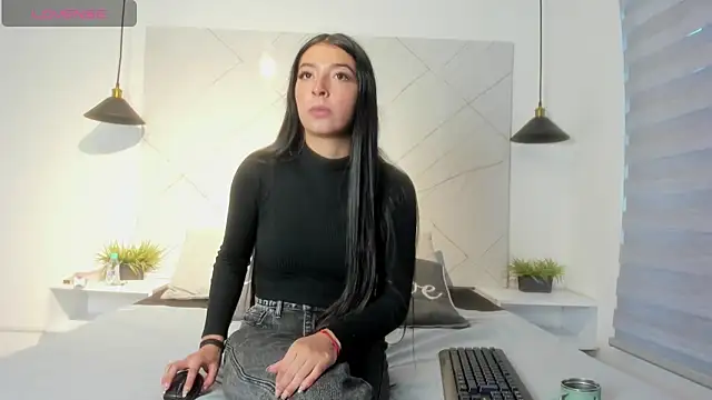 Snapshot of SARAH_COLLENS_ chatting on June 2026 11:24:02 AM SARAH COLLENS online show from June 2026 11:24:02 AM