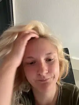 Snapshot of Viviluu_Offiziell chatting on June 2026 03:18:01 PM Viviluu Offiziell online show from June 2026 03:18:01 PM