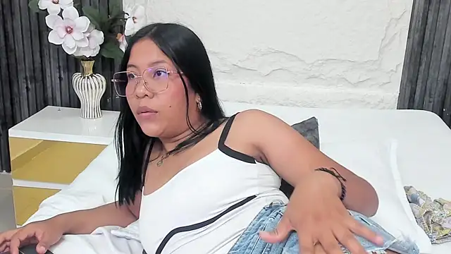 Snapshot of Chloe_dreams4u chatting on July 2026 02:43:02 PM Chloe dreams4u online show from July 2026 02:43:02 PM