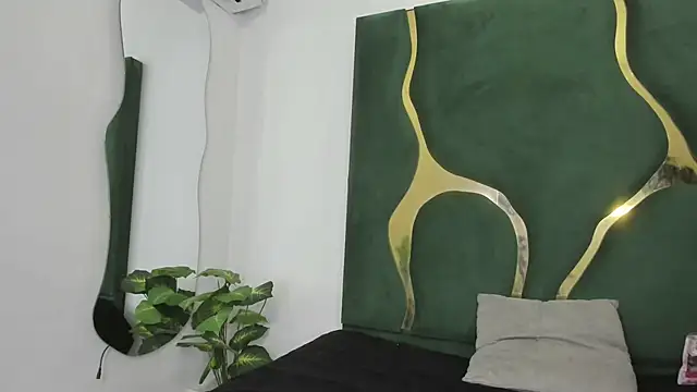 Mila petiteasm online show from June 2026 12:17:01 PM