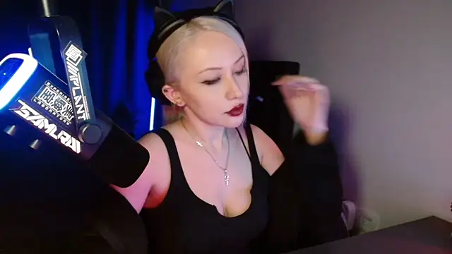 Snapshot of roxxyrowe chatting on June 2026 01:36:02 AM roxxyrowe online show from June 2026 01:36:02 AM
