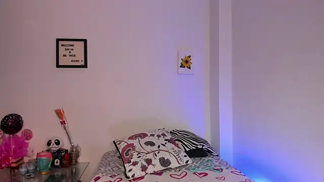 LauraToro  online show from November 2025 07:05:02 PM