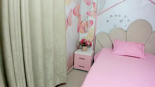 Snapshot of Millieskinny18 chatting on June 2026 03:00:01 AM Millieskinny18 online show from June 2026 03:00:01 AM