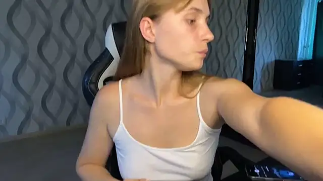 Snapshot of Miss_Luna_meow chatting on July 2026 04:07:02 PM Miss Luna meow online show from July 2026 04:07:02 PM