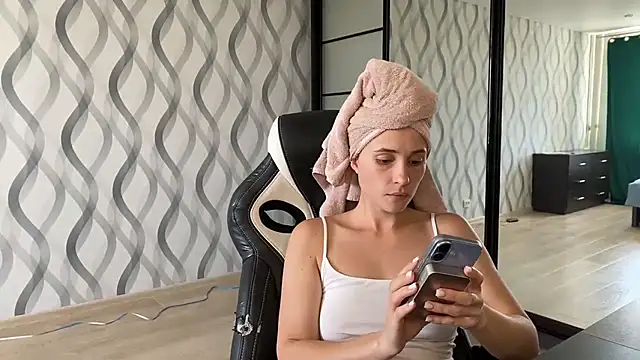 Snapshot of Miss_Luna_meow chatting on July 2026 08:40:02 AM Miss Luna meow online show from July 2026 08:40:02 AM