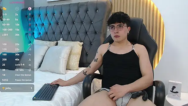 Snapshot of Tommy_Claks chatting on June 2026 08:29:02 PM Tommy Claks online show from June 2026 08:29:02 PM