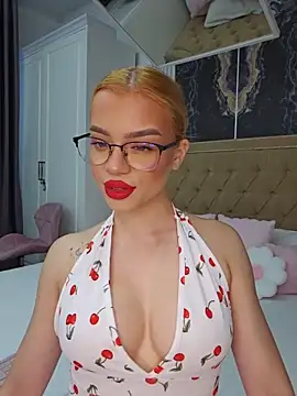 Snapshot of YasminnDoll chatting on June 2026 03:45:01 AM YasminnDoll online show from June 2026 03:45:01 AM