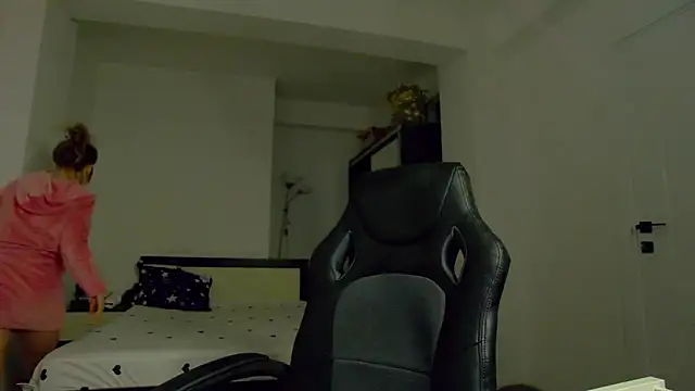 Snapshot of DedeSibel chatting on April 2026 04:04:02 PM DedeSibel online show from April 2026 04:04:02 PM