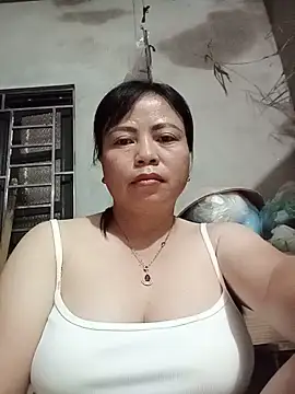 Snapshot of Lee_bee1 chatting on July 2026 08:05:01 PM Lee bee1 online show from July 2026 08:05:01 PM