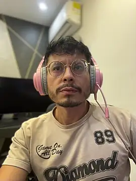 Snapshot of andrewlopezz chatting on July 2026 08:35:02 PM andrewlopezz online show from July 2026 08:35:02 PM