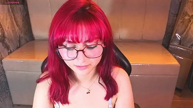 Snapshot of Queen_Red_v chatting on July 2026 06:53:01 AM Queen Red v online show from July 2026 06:53:01 AM