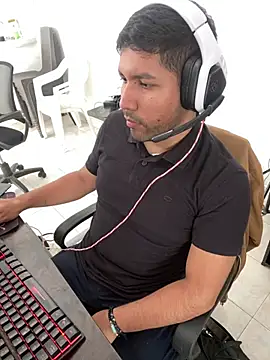 Snapshot of BruceBearman chatting on July 2026 05:04:02 PM BruceBearman online show from July 2026 05:04:02 PM
