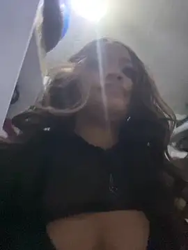 Snapshot of riri_brunnete chatting on February 2026 04:23:02 AM riri brunnete online show from February 2026 04:23:02 AM