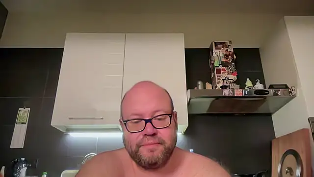 Snapshot of theitalianbear chatting on May 2026 12:18:01 AM theitalianbear online show from May 2026 12:18:01 AM