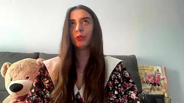 Snapshot of LucyLuxy chatting on August 2026 09:33:01 AM LucyLuxy online show from August 2026 09:33:01 AM