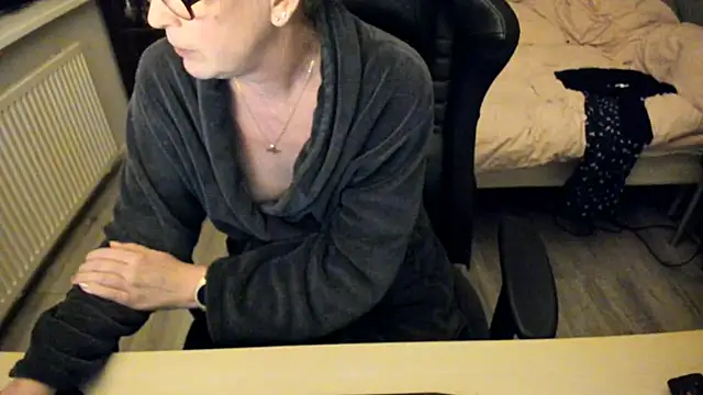 minoesje37 online show from February 2025 08:42:01 PM