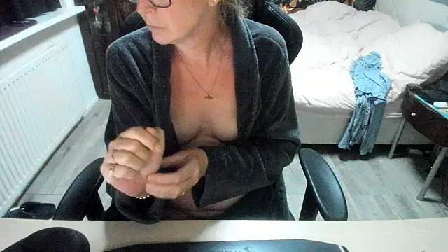 minoesje37 online show from September 2025 07:15:02 PM