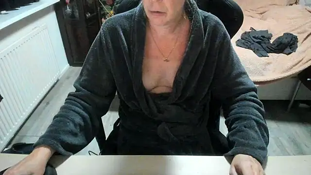 minoesje37 online show from October 2025 07:34:02 PM