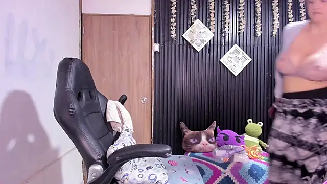 Snapshot of lalanaughty chatting on April 2026 09:40:02 AM lalanaughty online show from April 2026 09:40:02 AM