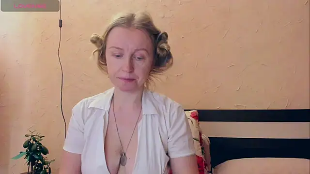 Snapshot of I_AM_MILF chatting on April 2026 07:03:01 AM I AM MILF online show from April 2026 07:03:01 AM