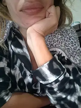 Snapshot of fammefatale1987 chatting on November 2025 07:40:03 PM fammefatale1987 online show from November 2025 07:40:03 PM