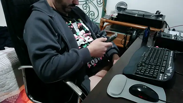 Snapshot of Italian_dark_desire chatting on November 2025 10:01:01 PM Italian dark desire online show from November 2025 10:01:01 PM