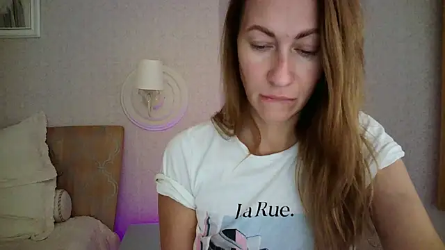 Luna Hoty online show from September 2025 02:57:02 AM