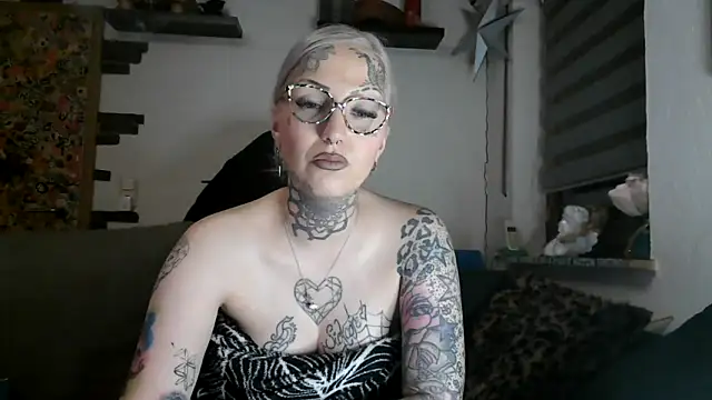Snapshot of RoxxyInk chatting on April 2026 10:26:02 PM RoxxyInk online show from April 2026 10:26:02 PM