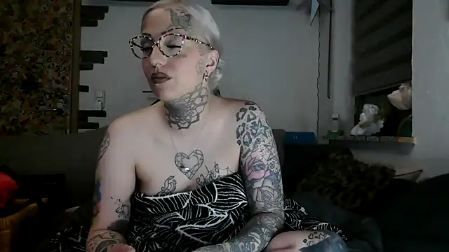 Snapshot of RoxxyInk chatting on April 2026 10:04:02 PM RoxxyInk online show from April 2026 10:04:02 PM
