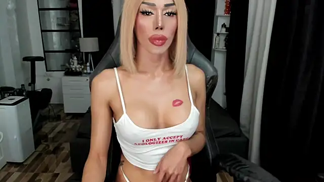 Snapshot of Forever_MissCandace chatting on May 2026 07:37:01 AM Forever MissCandace online show from May 2026 07:37:01 AM