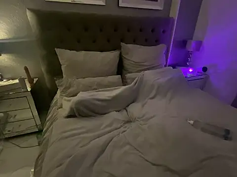 Snapshot of _MelinaCurves_ chatting on March 2026 10:24:01 PM MelinaCurves online show from March 2026 10:24:01 PM