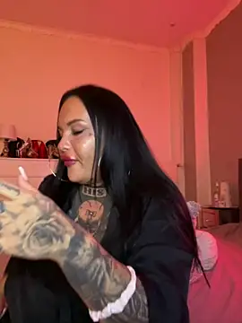 Snapshot of _MelinaCurves_ chatting on April 2026 10:01:02 PM MelinaCurves online show from April 2026 10:01:02 PM