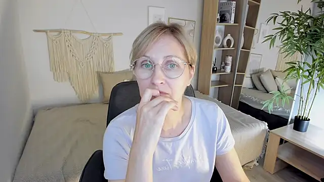 Paris Cherry online show from September 2025 07:16:01 PM