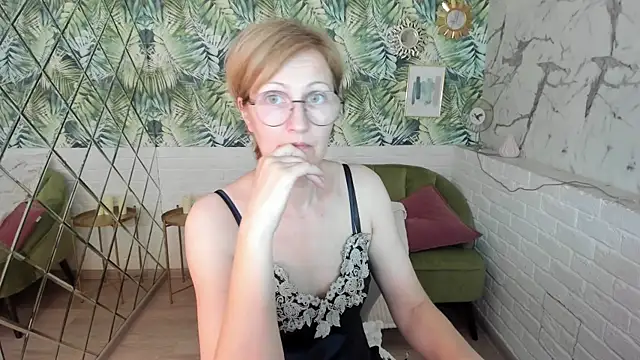 Snapshot of Paris_Cherry chatting on June 2026 06:03:01 PM Paris Cherry online show from June 2026 06:03:01 PM
