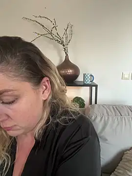 Snapshot of Anna_Alexa chatting on December 2024 01:00:01 PM Anna Alexa online show from December 2024 01:00:01 PM