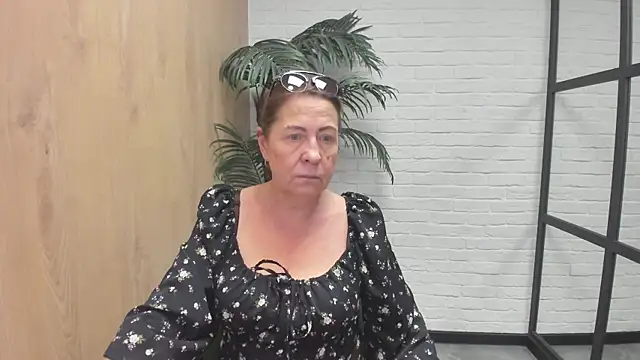 Snapshot of LindaPassionate chatting on June 2026 05:19:02 AM LindaPassionate online show from June 2026 05:19:02 AM