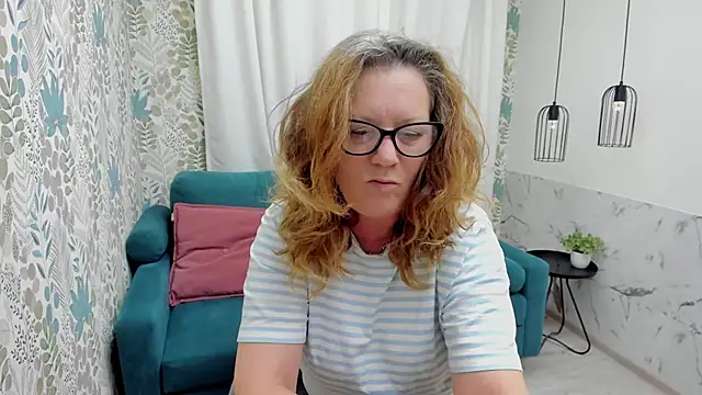 Snapshot of LeaPure chatting on June 2026 05:27:02 AM LeaPure online show from June 2026 05:27:02 AM