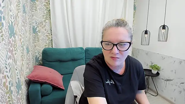 Snapshot of LeaPure chatting on June 2026 05:10:01 AM LeaPure online show from June 2026 05:10:01 AM