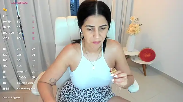 Snapshot of renata_t_ chatting on September 2025 10:57:02 PM renata t  online show from September 2025 10:57:02 PM