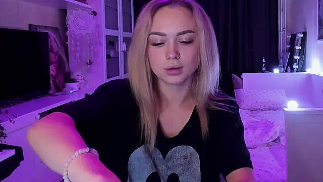 Snapshot of MaryDreaminess chatting on October 2025 09:45:02 PM MaryDreaminess online show from October 2025 09:45:02 PM