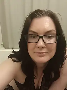 Snapshot of DesreRose chatting on June 2026 12:35:02 AM DesreRose online show from June 2026 12:35:02 AM