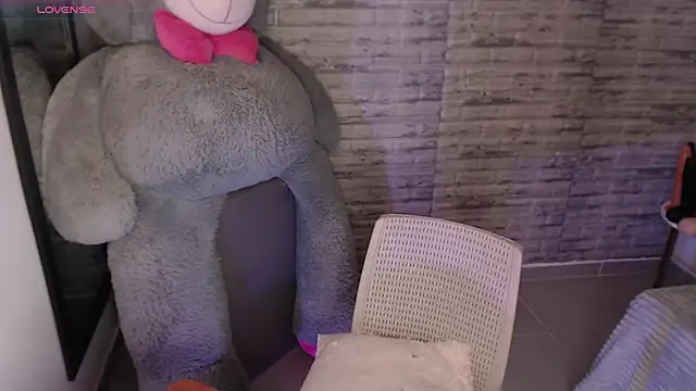 Snapshot of TinnaCobb chatting on April 2026 04:15:01 PM TinnaCobb online show from April 2026 04:15:01 PM