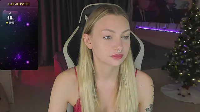 Snapshot of BiMolly chatting on December 2024 04:08:02 PM BiMolly online show from December 2024 04:08:02 PM