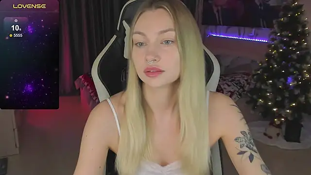 Snapshot of BiMolly chatting on January 2025 05:05:02 PM BiMolly online show from January 2025 05:05:02 PM