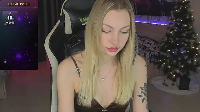 Snapshot of BiMolly chatting on January 2025 11:02:02 PM BiMolly online show from January 2025 11:02:02 PM