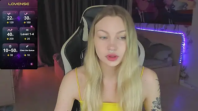 Snapshot of BiMolly chatting on March 2025 11:09:02 PM BiMolly online show from March 2025 11:09:02 PM