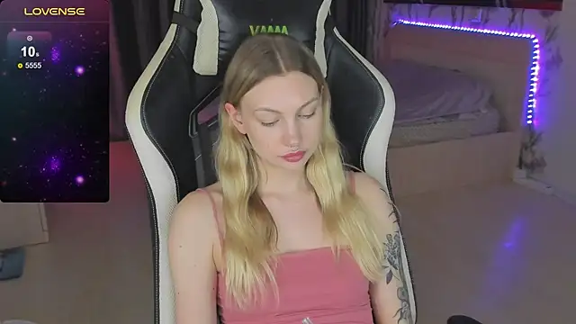 Snapshot of BiMolly chatting on March 2025 04:16:02 AM BiMolly online show from March 2025 04:16:02 AM