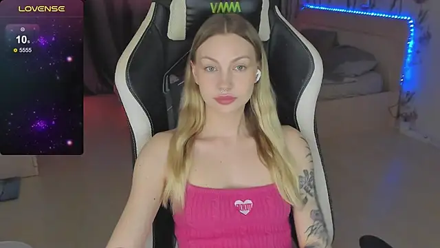 Snapshot of BiMolly chatting on March 2025 09:35:02 AM BiMolly online show from March 2025 09:35:02 AM